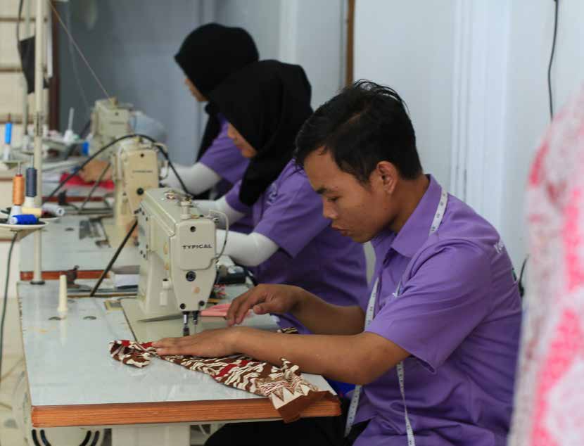 Kegiatan jahit dalam company profile PT Rumah Jahit Khansa
